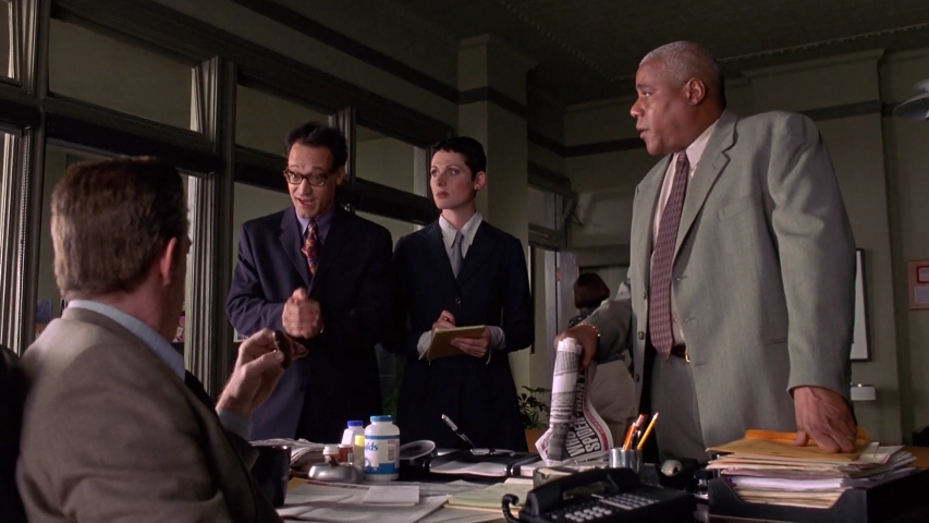 新聞社に登場したメガネ男性はサム・ライミ監督の弟